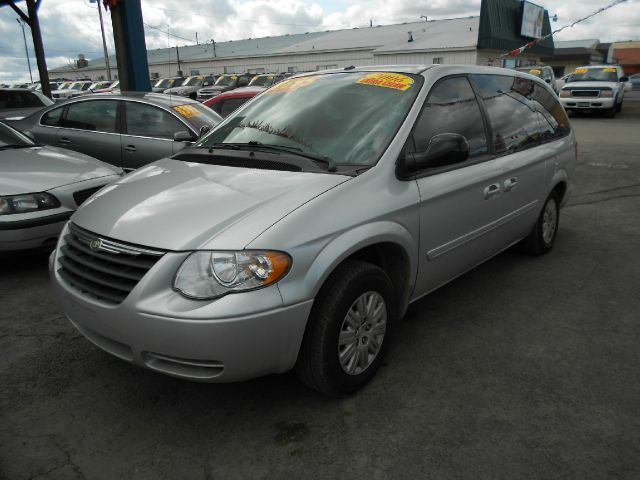 2006 CHRYSLER TOWN AND COUNTRY LX
