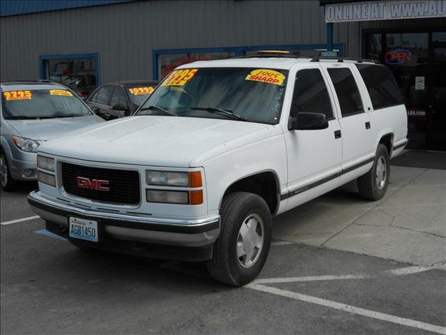 1995 GMC SUBURBAN SL, white, we ...