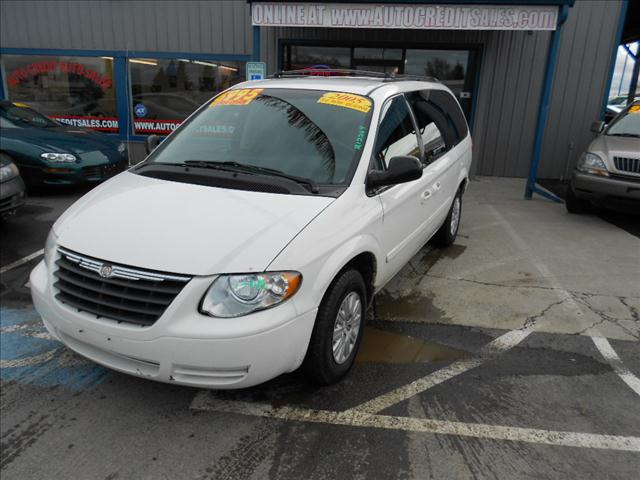 2005 CHRYSLER TOWN AND COUNTRY LX, ...