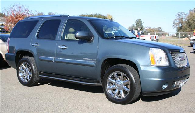 2007 GMC YUKON DENALI, blue, priced way below of retail and wholeale blue book.  ...