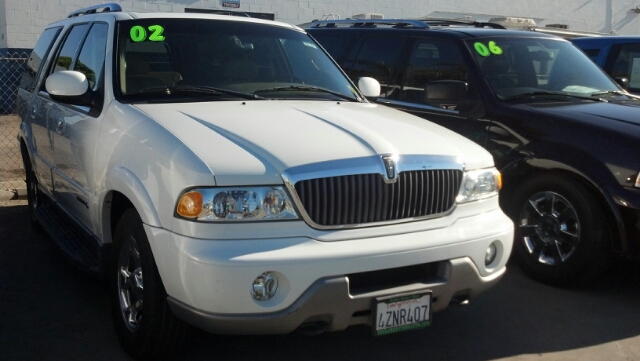 2002 LINCOLN NAVIGATOR BASE white great buy for the family a large suv with leather seats an easi