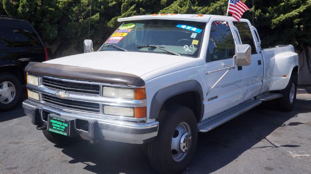 1995 CHEVROLET K3500 DIESEL white the combination of a 3 quarter ton truck with all the room you w