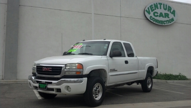 2004 GMC SIERRA 2500 SLE white even after 2003gs redesign the 2500hd received limited changes i
