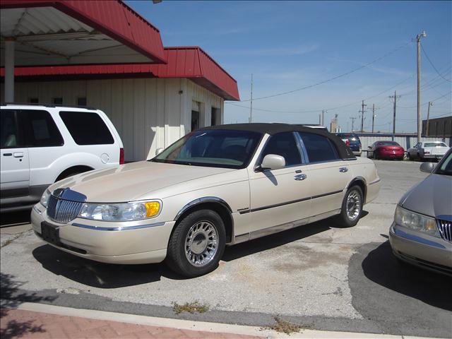 2001 Lincoln Town Car for sale
