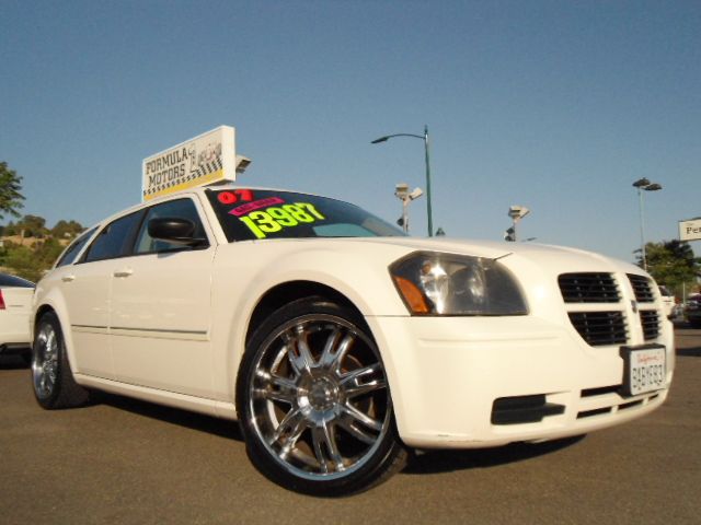 2007 DODGE MAGNUM SE 22 WHEELS white this is a beautiful white dodge magnum se with 22 custom chro