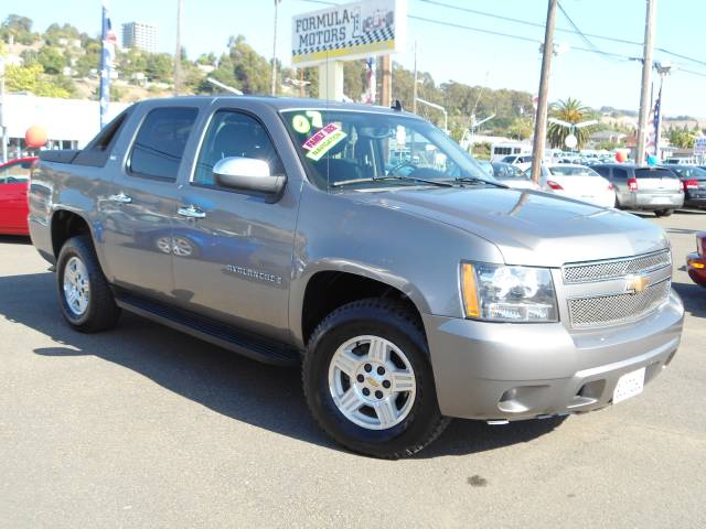 2007 CHEVROLET AVALANCHE LS grey this vehicle is loaded and a super  clean truck which look like i