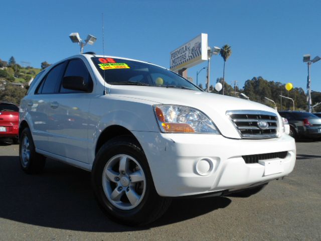 2008 KIA SORENTO LX 2WD white this kia is super clean inside and out  it literally looks and driv