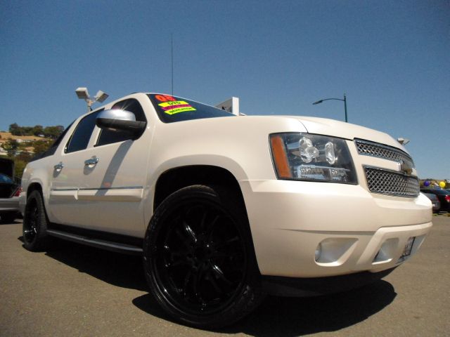 2008 CHEVROLET AVALANCHE LTZ 2WD pearl white this is a one of a kind 2008 chevy avalanche ltz pack