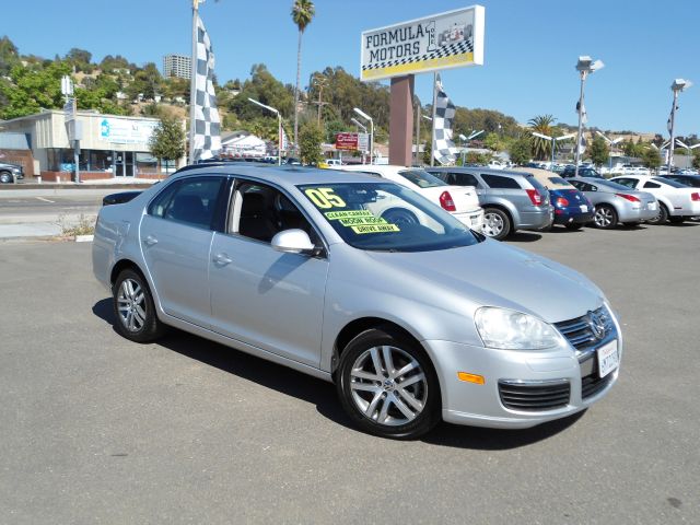 2005 VOLKSWAGEN JETTA 25 silver this vw jetta is very nice and is loaded with all power options 