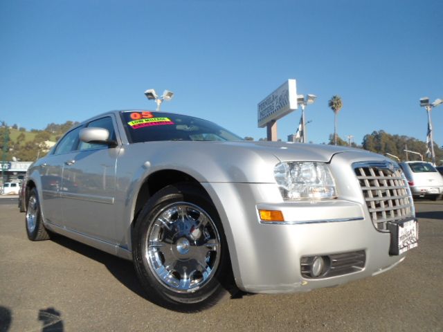 2005 CHRYSLER 300 LIMITED silver this 300 is the limited edition with the highly sought after 35l