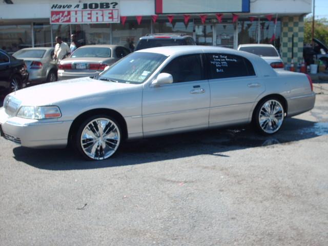 2004 Lincoln Town Car for sale
