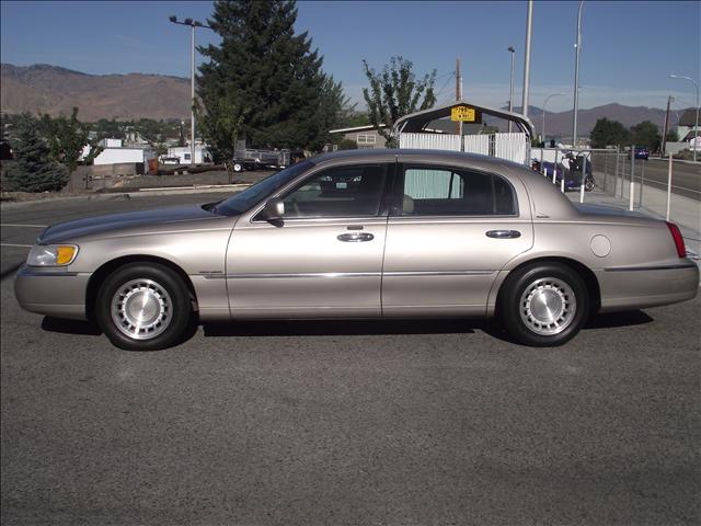 2000 Lincoln Town Car for sale