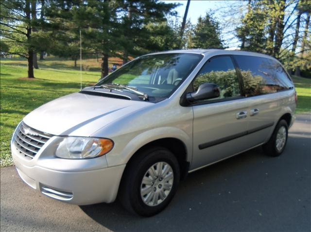 2005 CHRYSLER TOWN AND COUNTRY, ...