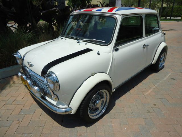 1972 MINI COOPER white classic all electrical and optional equipment on this vehicle have b